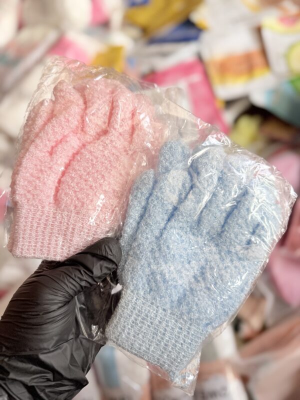 Exfoliating gloves